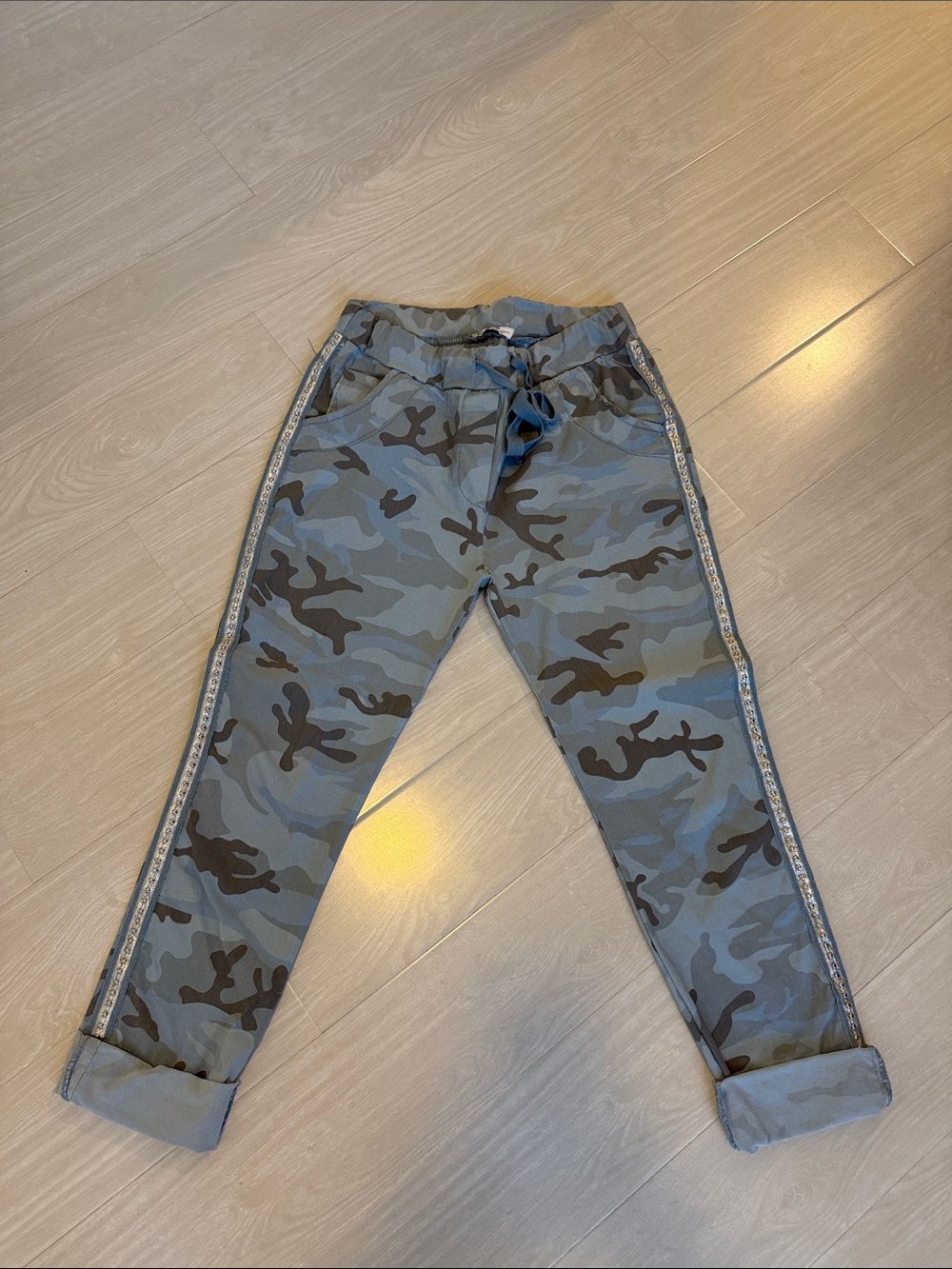 Women’s Blue Camo Ankle Jogger Pants with Side Trim